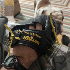 Glove Mater Aso’s Edition of the a2000. 12 inch right hand throw. Made in Japan.